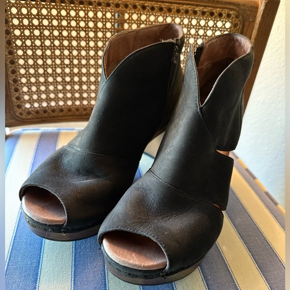 Dansko Women's Delphina Platform Ankle Bootie - Picture 7 of 7